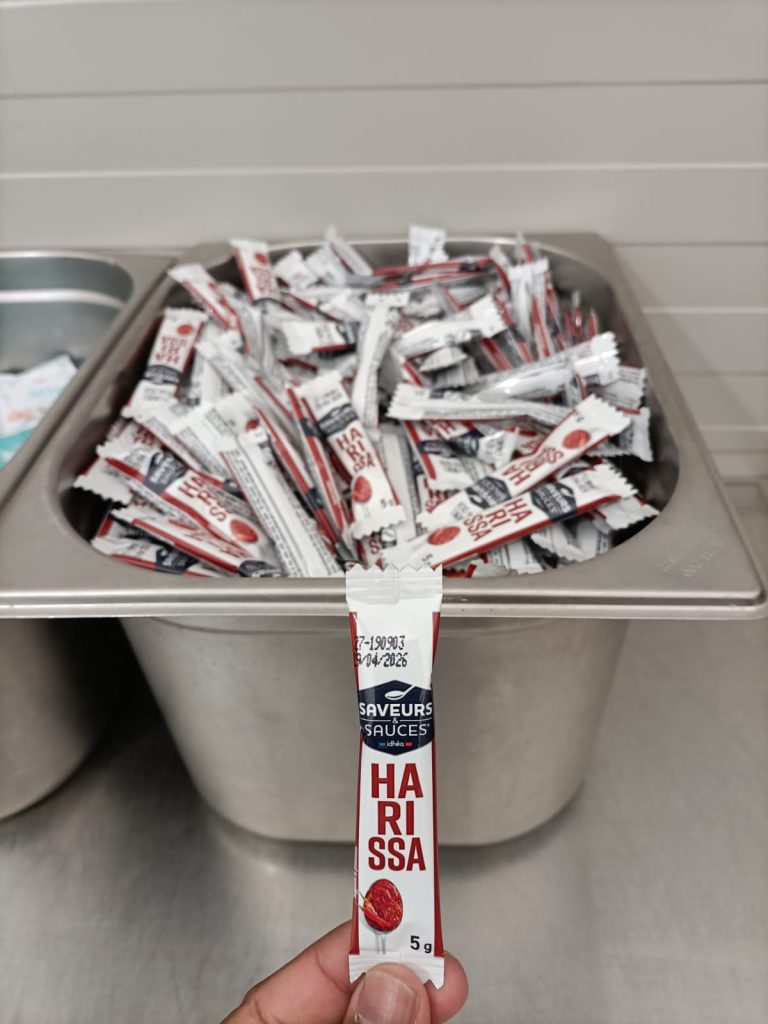 Harissa sauce “without limitation.” While condiments such as ketchup, mustard, mayonnaise, vegan sauce, salt, pepper, as well as 5 varieties of tea, coffee, and biscuits are all available unlimited, self-service quantities.