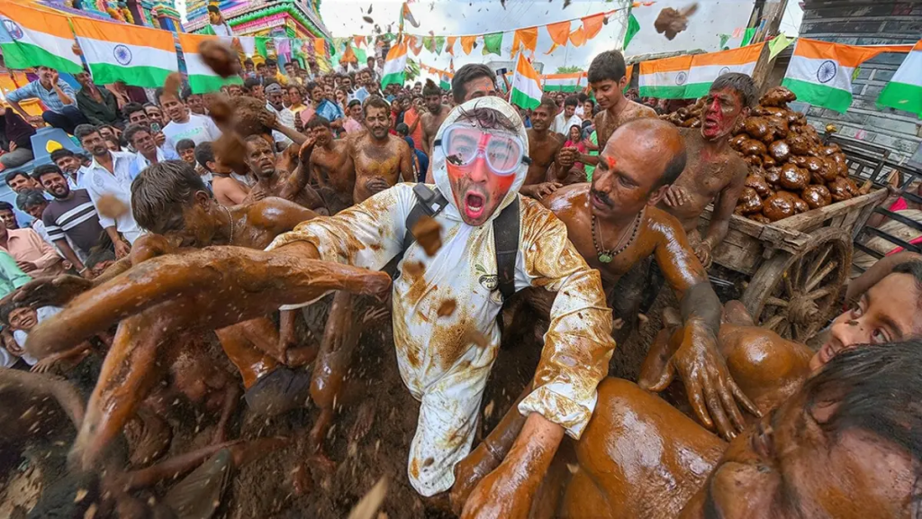 YouTuber Tyler Oliveira Video: „Inside India's Poop-Throwing Festival! 🇮🇳💩“
