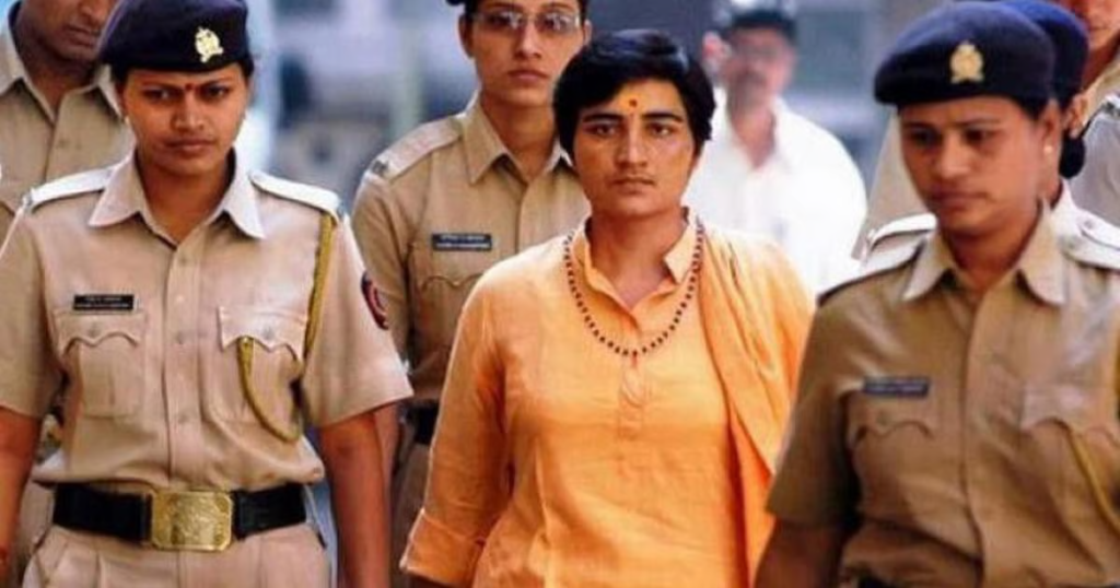Pragya Singh Thakur, jetzt BJP-Mitglied des Parlaments, war zuvor Beschuldigte im Fall des Bombenanschlags von Malegaon 2008, bei dem mehrere muslimische Zivilisten getötet wurden. Sie wurde während der Ermittlungen festgenommen und nach Anti-Terror-Gesetzen angeklagt. Jahre später, nachdem die BJP an die Macht kam, erklärte die National Investigation Agency (NIA) vor Gericht, dass nicht genügend Beweise vorlägen, um sie wegen der schwerwiegendsten Anklagen zu verfolgen. Das Gericht sprach sie daraufhin von den Terrorismusvorwürfen frei, ließ jedoch das Verfahren wegen geringerer Anklagen nach dem Gesetz zur Verhinderung ungesetzlicher Aktivitäten (Unlawful Activities Prevention Act) und dem Waffengesetz weiterlaufen.
